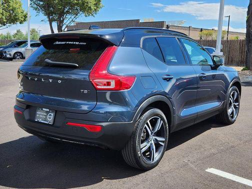 2022 Volvo XC40 T5 R-Design