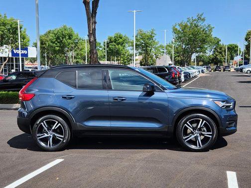 2022 Volvo XC40 T5 R-Design