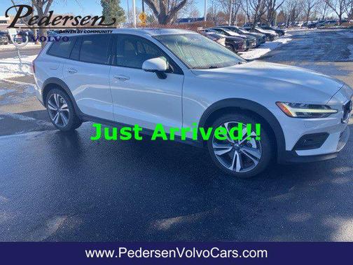 2025 Volvo V60 Cross Country Plus, B5 AWD Gas (mild hybrid)