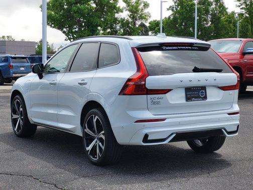 Crystal White Metallic 2024 Volvo XC60 Recharge Plug-In Hybrid T8 Ultimate Dark Theme