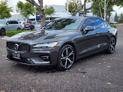 2024 Volvo S60 B5 Ultimate Dark Theme
