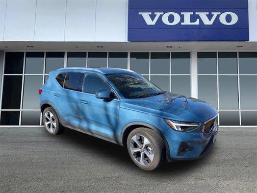 2023 Volvo XC40 B5 Plus Bright Theme