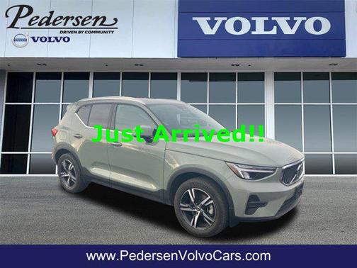 2025 Volvo XC40 B5 Core Bright Theme