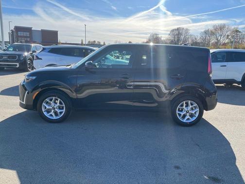 Fusion Black 2025 Kia Soul LX