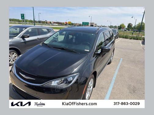 Brilliant Black Crystal Pearlcoat 2020 Chrysler Pacifica Touring-L Plus