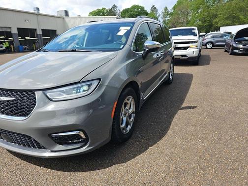 Ceramic Gray Clearcoat 2023 Chrysler Pacifica Limited