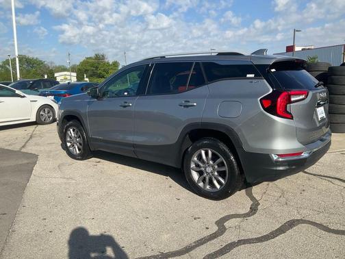 Sterling Metallic 2024 GMC Terrain SLT