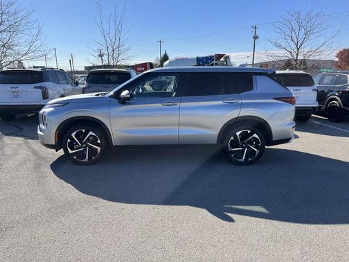 2024 Mitsubishi Outlander SE