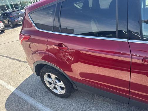 Ruby Red Metallic 2016 Ford Escape SE