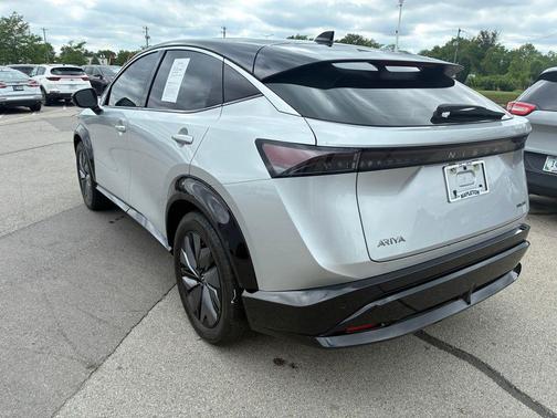 Brilliant Silver Metallic/Black Diamond Pearl 2023 Nissan ARIYA ENGAGE