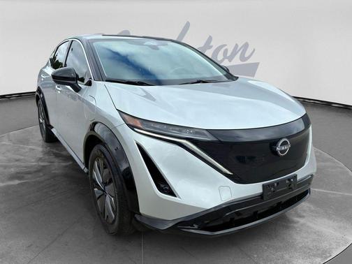 Brilliant Silver Metallic/Black Diamond Pearl 2023 Nissan ARIYA ENGAGE