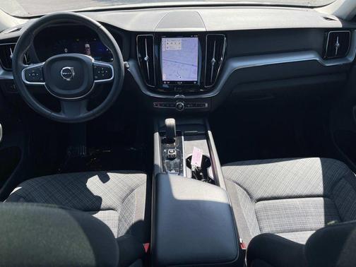 2022 Volvo XC60 B5 Momentum
