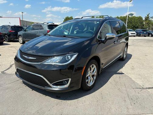 Brilliant Black Crystal Pearlcoat 2019 Chrysler Pacifica Limited