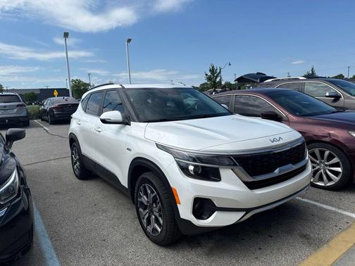 Snow White Pearl 2022 Kia Seltos EX