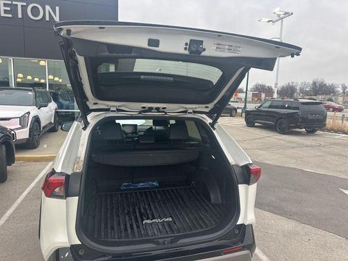 2022 Toyota RAV4 Hybrid SE