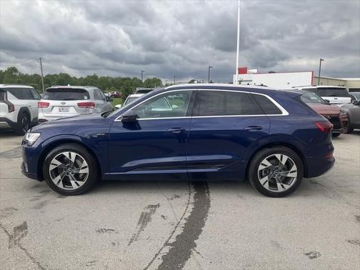 2022 Audi e-tron Premium Plus