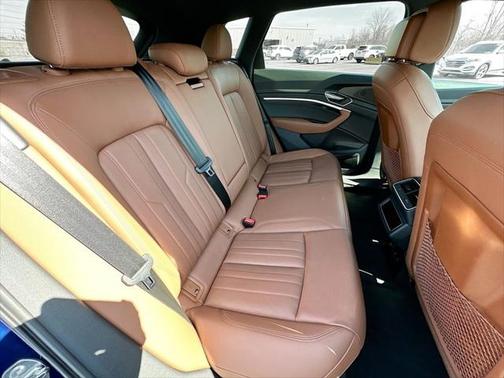 2022 Audi e-tron Premium Plus