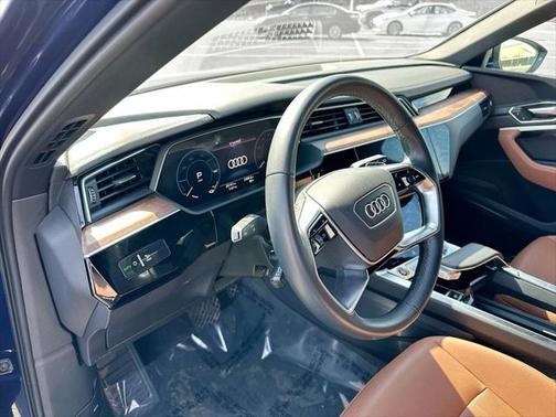 2022 Audi e-tron Premium Plus