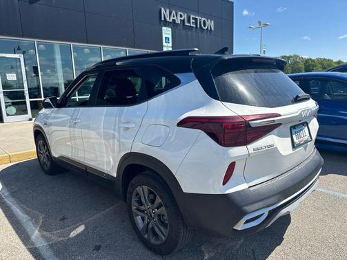 Clear White/Black Roof 2022 Kia Seltos S
