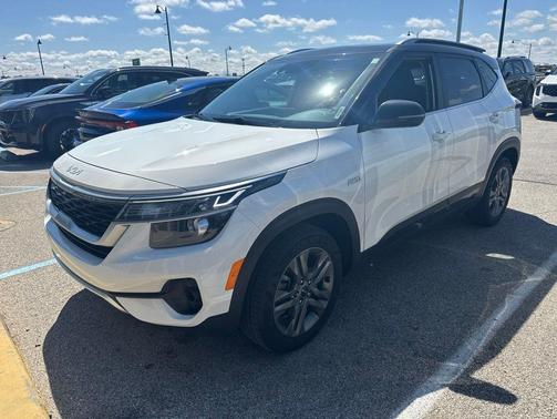 Clear White/Black Roof 2022 Kia Seltos S