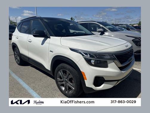 Clear White/Black Roof 2022 Kia Seltos S