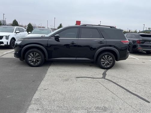 2022 Nissan Pathfinder SV