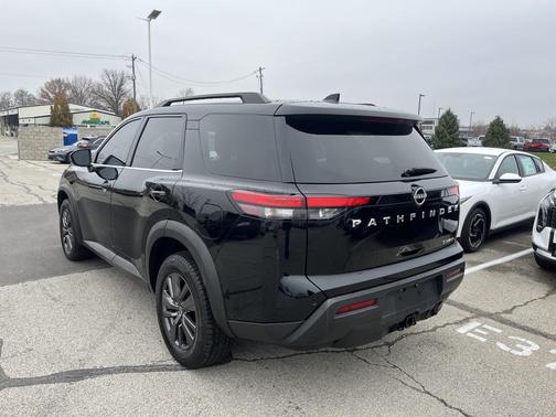 2022 Nissan Pathfinder SV
