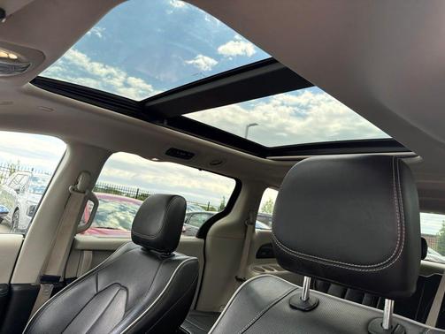 Brilliant Black Crystal Pearlcoat 2022 Chrysler Pacifica Limited