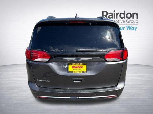 Granite Crystal Metallic Clearcoat 2019 Chrysler Pacifica Touring L