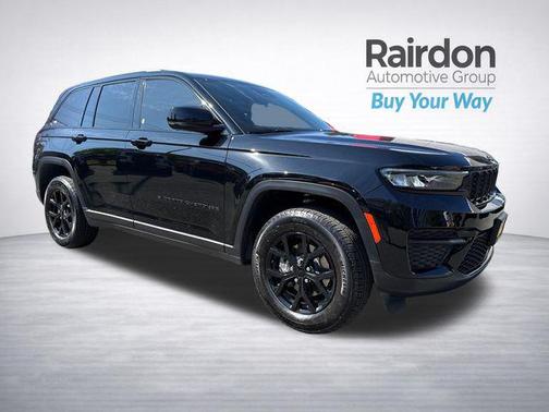 Diamond Black Crystal Pearlcoat 2024 Jeep Grand Cherokee Altitude