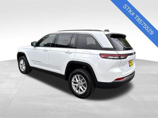 Bright White Clearcoat 2026 Jeep Grand Cherokee Altitude
