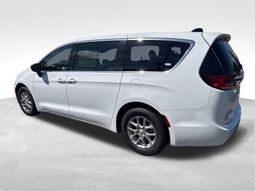 Bright White Clearcoat 2026 Chrysler Pacifica L