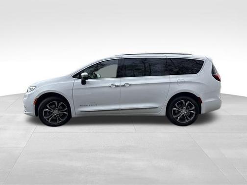 Bright White Clearcoat 2026 Chrysler Pacifica L