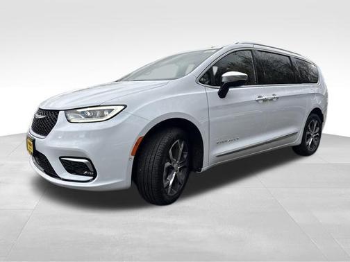 Bright White Clearcoat 2026 Chrysler Pacifica L