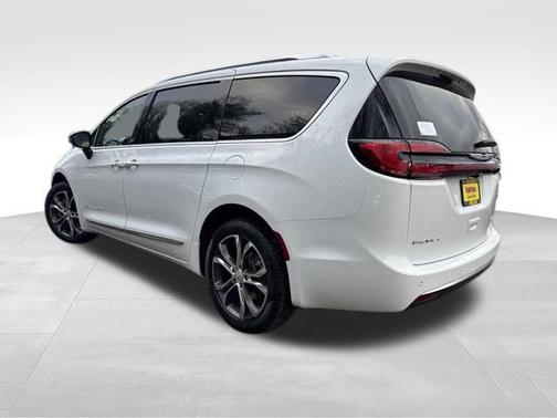 Bright White Clearcoat 2026 Chrysler Pacifica L