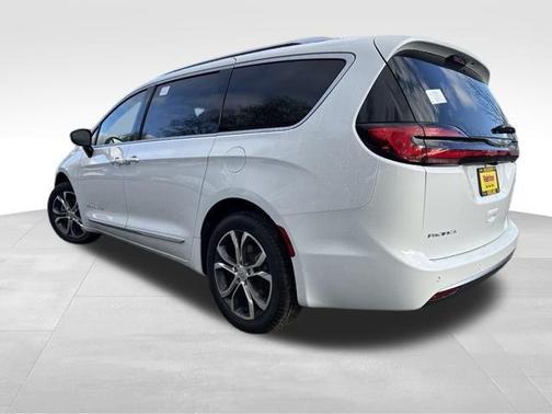 Bright White Clearcoat 2026 Chrysler Pacifica L