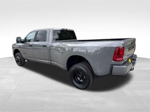 Ceramic Gray Clearcoat 2026 RAM 3500 Big Horn Crew Cab 4x4 8' Box