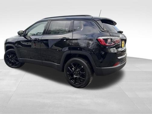 Diamond Black Crystal Pearlcoat 2026 Jeep Compass Latitude