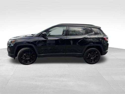 Diamond Black Crystal Pearlcoat 2026 Jeep Compass Latitude