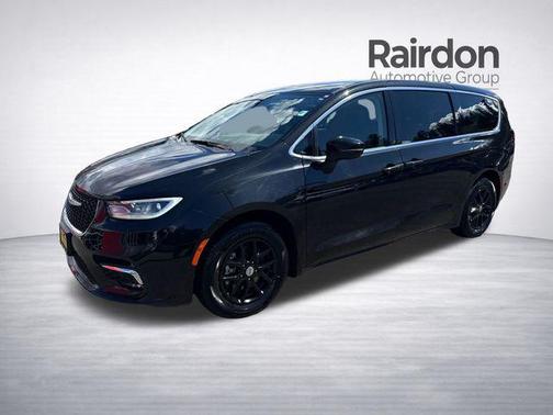 Brilliant Black Crystal Pearlcoat 2023 Chrysler Pacifica Touring L
