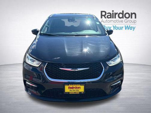 Brilliant Black Crystal Pearlcoat 2023 Chrysler Pacifica Touring L