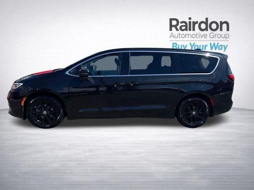 Brilliant Black Crystal Pearlcoat 2023 Chrysler Pacifica Touring L