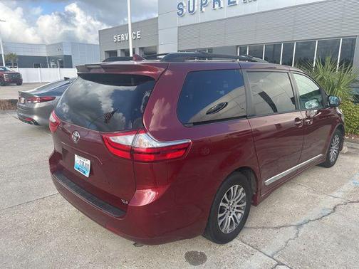 Salsa Red Pearl 2018 Toyota Sienna XLE