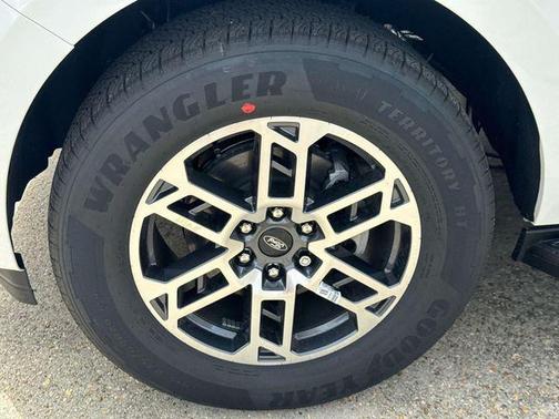 STAR WHITE MET TRI-COAT 2026 Ford Expedition Active