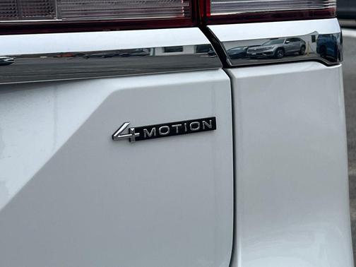 White Pearl 2026 Volkswagen Atlas 2.0T SEL Premium R-Line 4MOTION