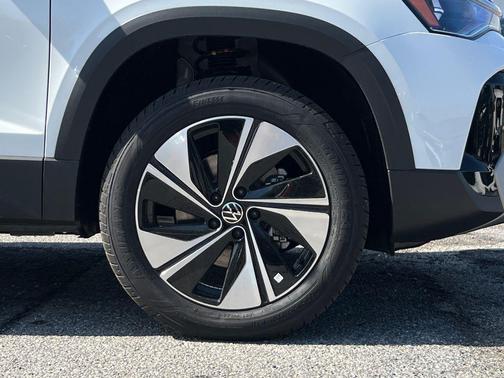 Pure White 2026 Volkswagen Taos SE