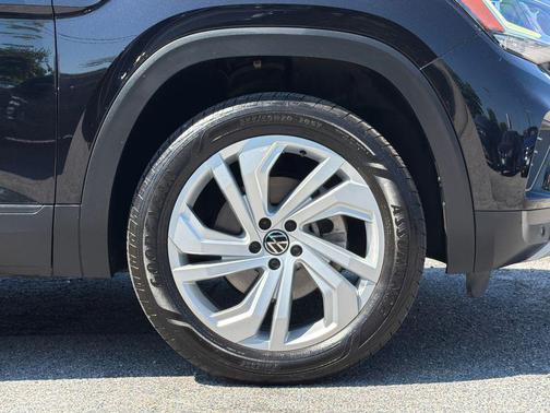 Deep Black Pearl 2022 Volkswagen Atlas 2.0T SE w/Technology 4MOTION
