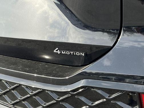 deep black pearl 2026 Volkswagen Tiguan 2.0T SE R-Line Black 4MOTION