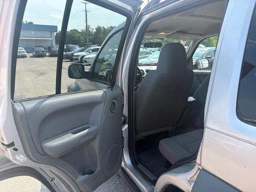 Bright Silver Clearcoat Metallic 2006 Jeep Liberty Sport