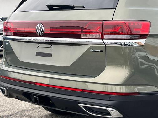 Avocado Green Pearl 2026 Volkswagen Atlas 2.0T SE w/Technology 4MOTION
